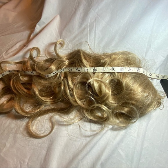 Wig, medium blond, 22”, waves - Picture 8 of 9